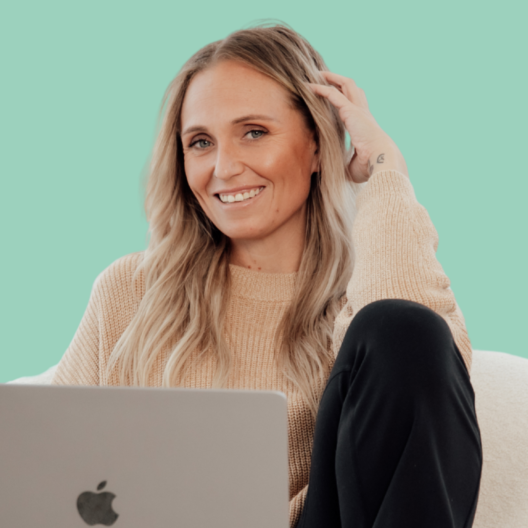 Shanise Mokoroa smiling with her laptop